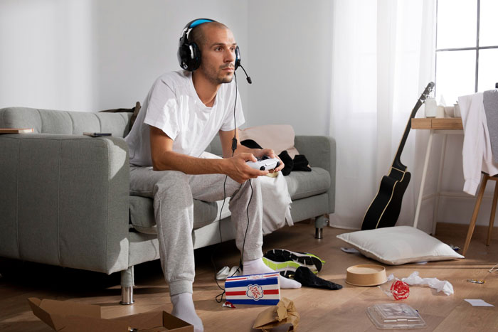 Fianc&eacute; Mooches Off Lady, Gets Dumped As He Wants Her To Move For His Non-Existent Streamer Career