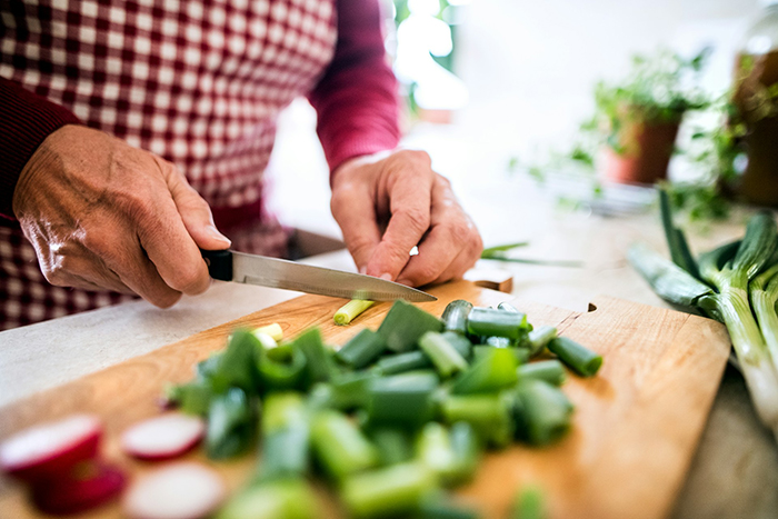 “My Mum Cuts Vegetables For Me”: Lazy BIL Can’t Handle The Fact That Guy With One Arm Can’t Use A Knife “My Mum Cuts Vegetables For Me”: Lazy BIL Can’t Handle The Fact That Guy With One Arm Can’t Use A Knife