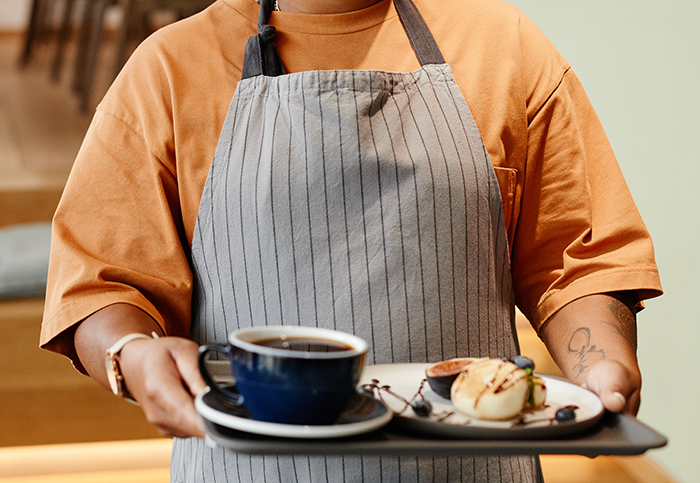 Plus-Size Employee Threatens To Quit If Boss Doesn’t Change Her Uniform, The Internet Takes Boss’ Side Plus-Size Employee Threatens To Quit If Boss Doesn’t Change Her Uniform, The Internet Takes Boss’ Side