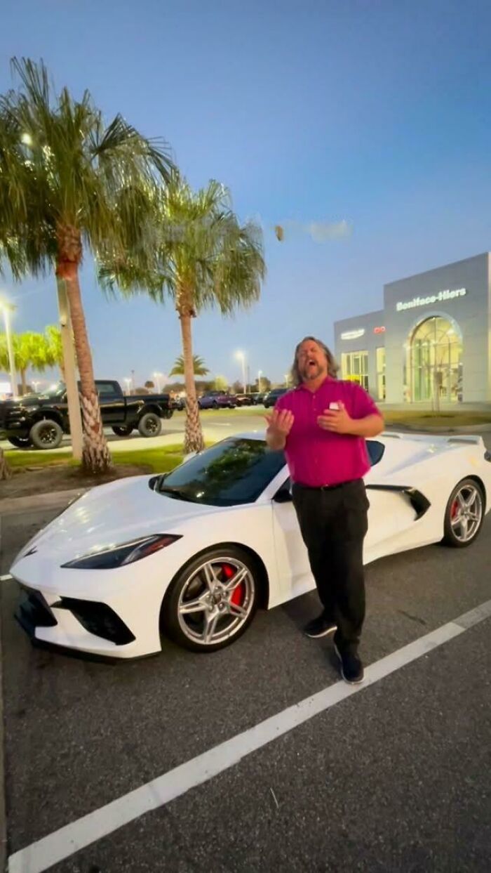 Opera Singer Takes A Job At A Car Dealership, Starts Singing Arias About Cars And Goes Viral Opera Singer Takes A Job At A Car Dealership, Starts Singing Arias About Cars And Goes Viral