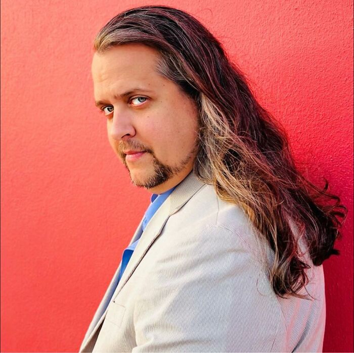 Opera Singer Takes A Job At A Car Dealership, Starts Singing Arias About Cars And Goes Viral Opera Singer Takes A Job At A Car Dealership, Starts Singing Arias About Cars And Goes Viral