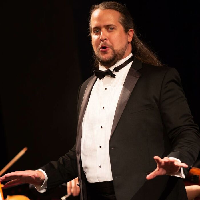 Opera Singer Takes A Job At A Car Dealership, Starts Singing Arias About Cars And Goes Viral Opera Singer Takes A Job At A Car Dealership, Starts Singing Arias About Cars And Goes Viral