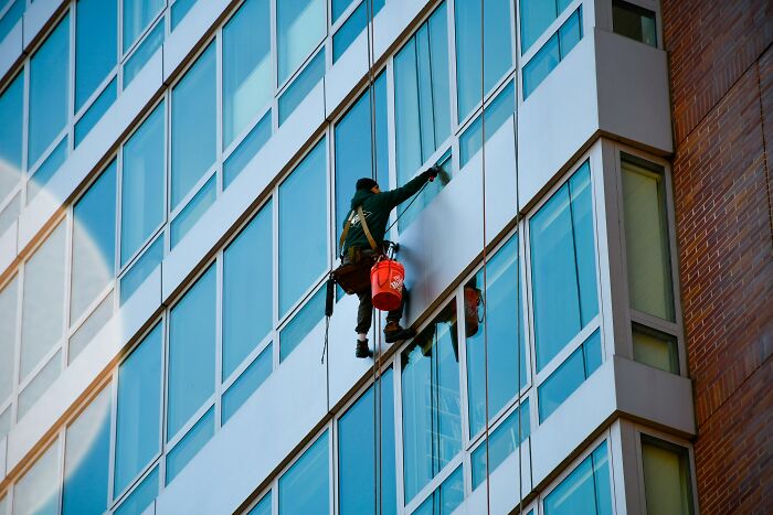 “Hilariously Awkward”: 37 Things Window Cleaners Didn’t Expect To See While On The Job “Hilariously Awkward”: 37 Things Window Cleaners Didn’t Expect To See While On The Job