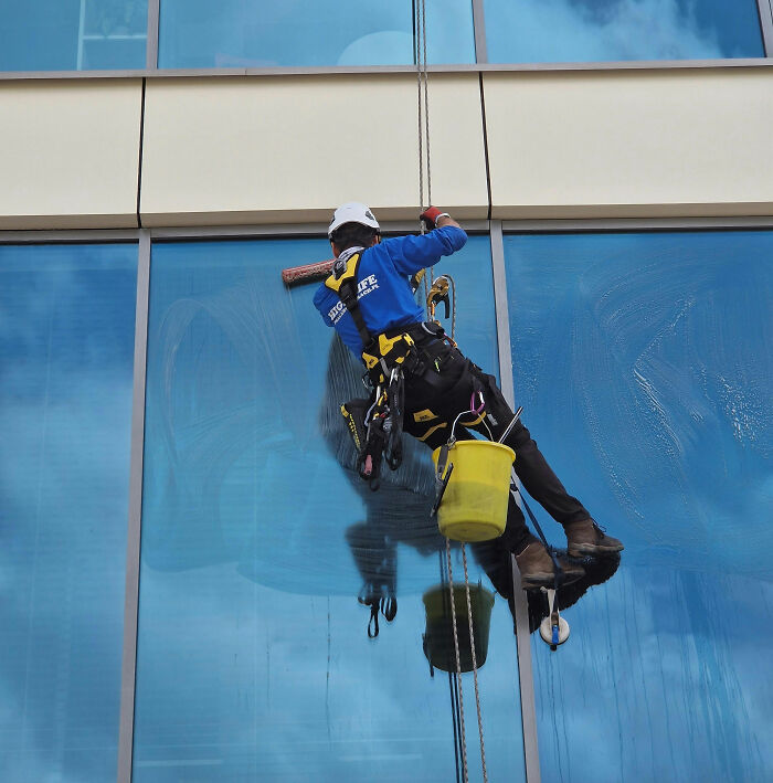 “Hilariously Awkward”: 37 Things Window Cleaners Didn’t Expect To See While On The Job “Hilariously Awkward”: 37 Things Window Cleaners Didn’t Expect To See While On The Job