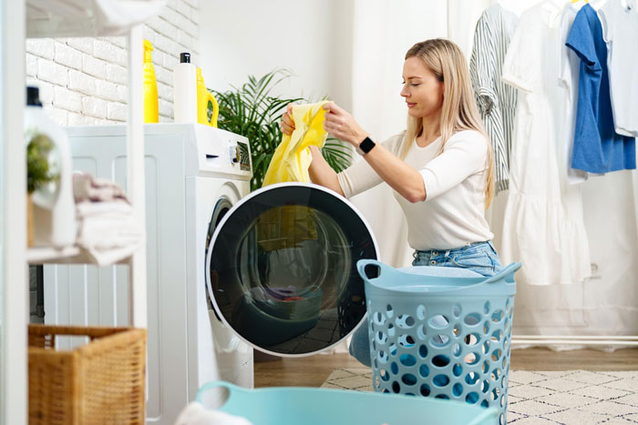 Deceitful Man Takes Advantage Of Woman’s Crush, Uses Her For Washer And Free Food, She Kicks Him Out Deceitful Man Takes Advantage Of Woman’s Crush, Uses Her For Washer And Free Food, She Kicks Him Out