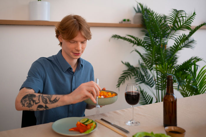 Deceitful Man Takes Advantage Of Woman’s Crush, Uses Her For Washer And Free Food, She Kicks Him Out Deceitful Man Takes Advantage Of Woman’s Crush, Uses Her For Washer And Free Food, She Kicks Him Out