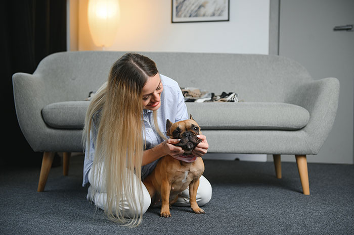 Neglectful Owner Leaves Sick Dog With Daughter, Refuses To Come Back When It Needs Medical Help Neglectful Owner Leaves Sick Dog With Daughter, Refuses To Come Back When It Needs Medical Help