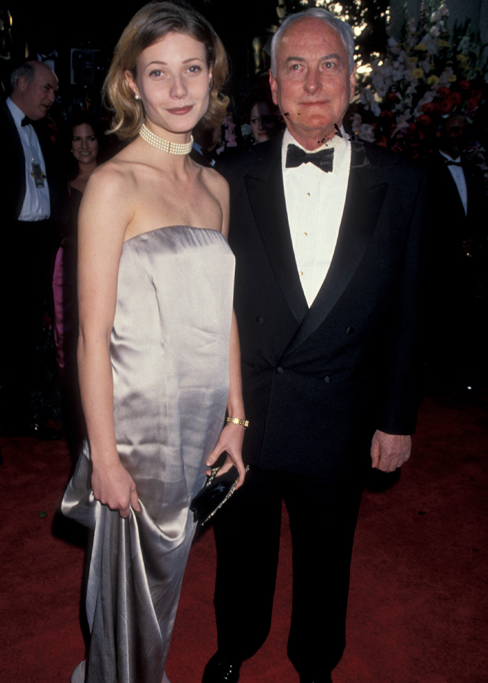 A Look Back At Gwyneth Paltrow’s Past Oscars Looks Going Back To 1994 After This Year’s Awkward Wardrobe Malfunction A Look Back At Gwyneth Paltrow’s Past Oscars Looks Going Back To 1994 After This Year’s Awkward Wardrobe Malfunction