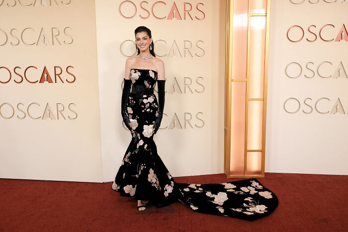 Anne Hathaway&rsquo;s Oscars Appearance Sparks Wild Reactions As Fans Notice Something Off
