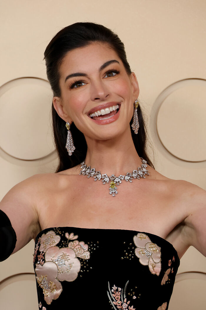 Anne Hathaway&rsquo;s Oscars Appearance Sparks Wild Reactions As Fans Notice Something Off