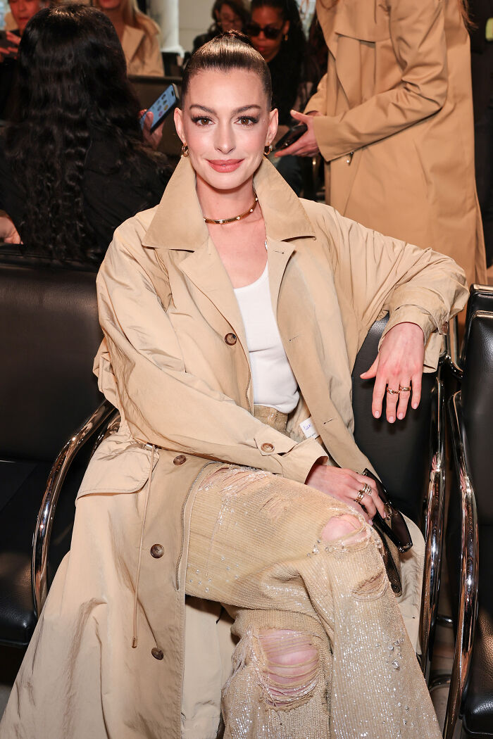 Anne Hathaway&rsquo;s Oscars Appearance Sparks Wild Reactions As Fans Notice Something Off