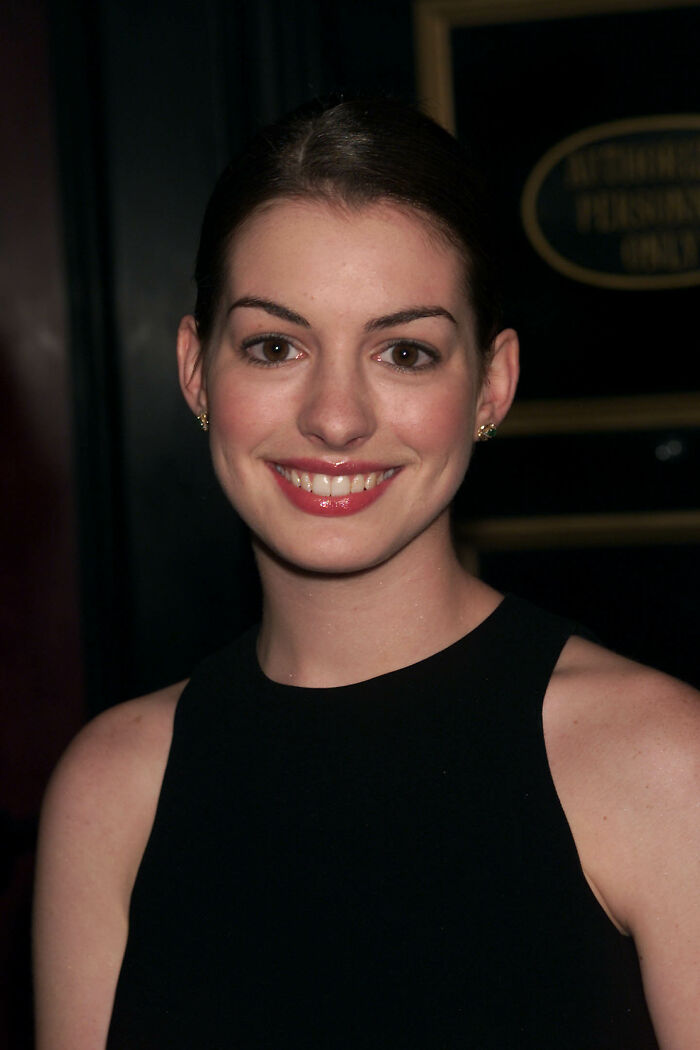 Anne Hathaway&rsquo;s Oscars Appearance Sparks Wild Reactions As Fans Notice Something Off