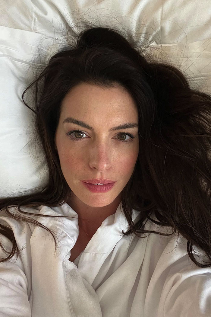 Anne Hathaway&rsquo;s Oscars Appearance Sparks Wild Reactions As Fans Notice Something Off