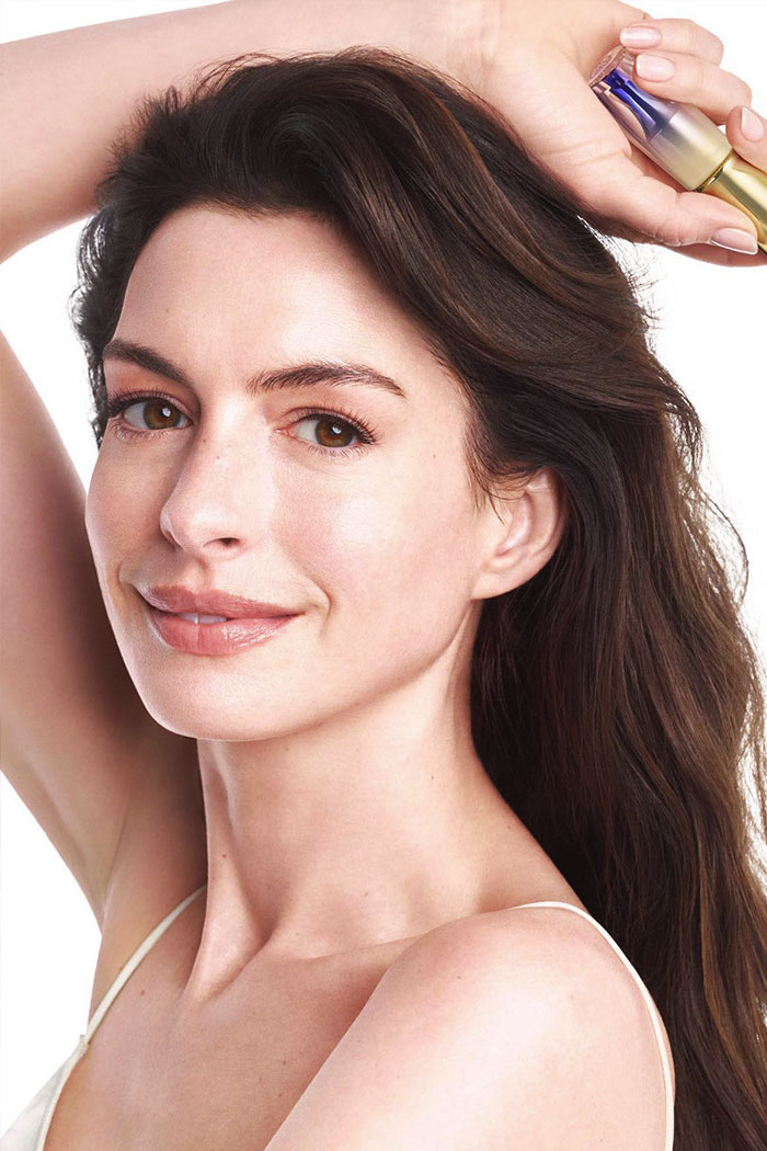 Anne Hathaway&rsquo;s Oscars Appearance Sparks Wild Reactions As Fans Notice Something Off