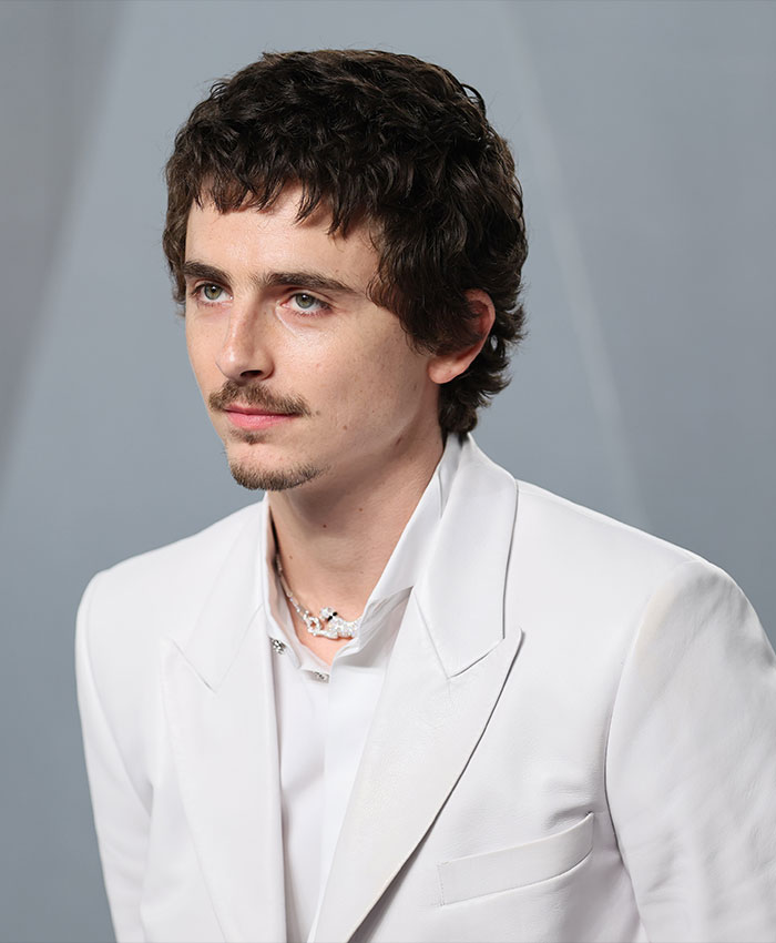 Body Language Expert Explains Timothée Chalamet’s Odd Reaction To Michael B. Jordan’s Win Body Language Expert Explains Timothée Chalamet’s Odd Reaction To Michael B. Jordan’s Win