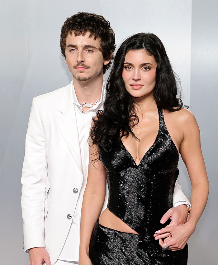 Body Language Expert Explains Timothée Chalamet’s Odd Reaction To Michael B. Jordan’s Win Body Language Expert Explains Timothée Chalamet’s Odd Reaction To Michael B. Jordan’s Win