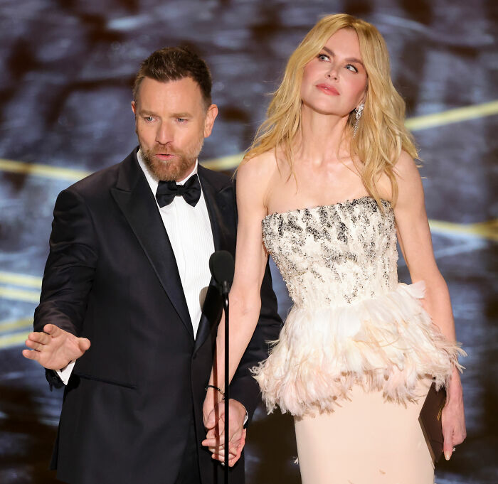 “Lowest Low”: Nicole Kidman And Ewan McGregor’s Flirtatious Moulin Rouge Reunion Mercilessly Mocked “Lowest Low”: Nicole Kidman And Ewan McGregor’s Flirtatious Moulin Rouge Reunion Mercilessly Mocked