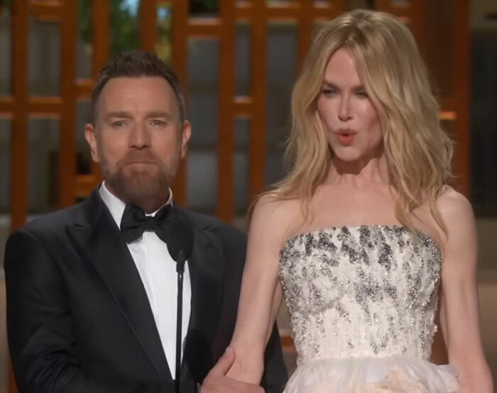 “Lowest Low”: Nicole Kidman And Ewan McGregor’s Flirtatious Moulin Rouge Reunion Mercilessly Mocked “Lowest Low”: Nicole Kidman And Ewan McGregor’s Flirtatious Moulin Rouge Reunion Mercilessly Mocked