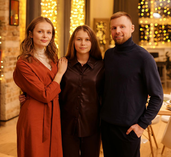 Mom Wants Daughter Out After She Turns 18, Dad Uncovers The Selfish Reason Behind It: &ldquo;I Couldn&rsquo;t Believe It&rdquo;