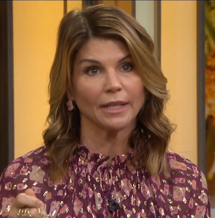“Holy Plastic Surgery”: Lori Loughlin Surprises Fans With Unrecognizable Look After Mossimo Giannulli Split