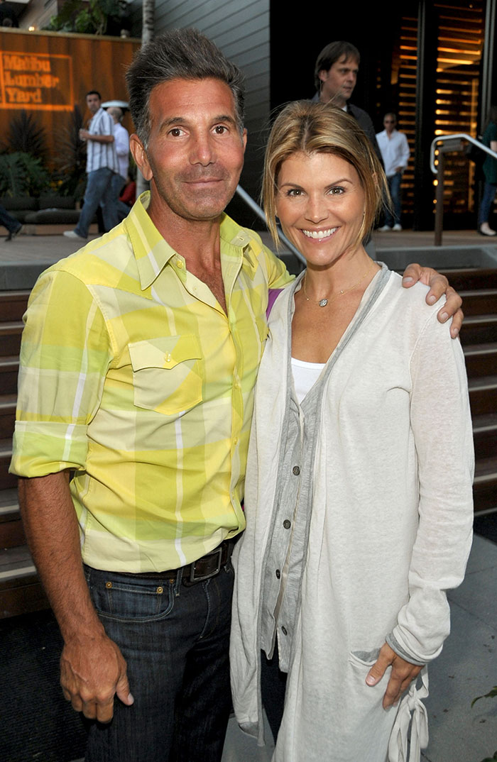 “Holy Plastic Surgery”: Lori Loughlin Surprises Fans With Unrecognizable Look After Mossimo Giannulli Split