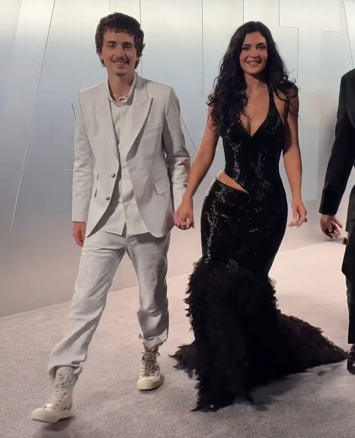 “Watch His Face”: Fans Claim This Was The Exact Moment Timothée Chalamet Realized The ‘Kardashian Curse’ Is Real