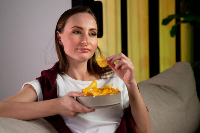 Fed-Up Partner Cuts Off Snack Supply As GF Keeps Wasting It, She’s Mad She Doesn’t Have Fresh Chips Fed-Up Partner Cuts Off Snack Supply As GF Keeps Wasting It, She’s Mad She Doesn’t Have Fresh Chips