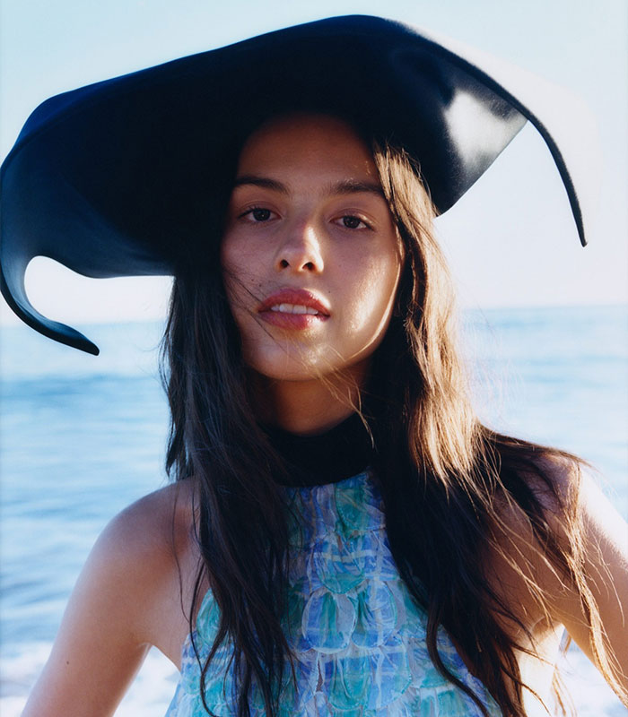 “Mediocre Level”: Fans Slam Olivia Rodrigo’s Vogue Cover After Spotting Bizarre Details “Mediocre Level”: Fans Slam Olivia Rodrigo’s Vogue Cover After Spotting Bizarre Details