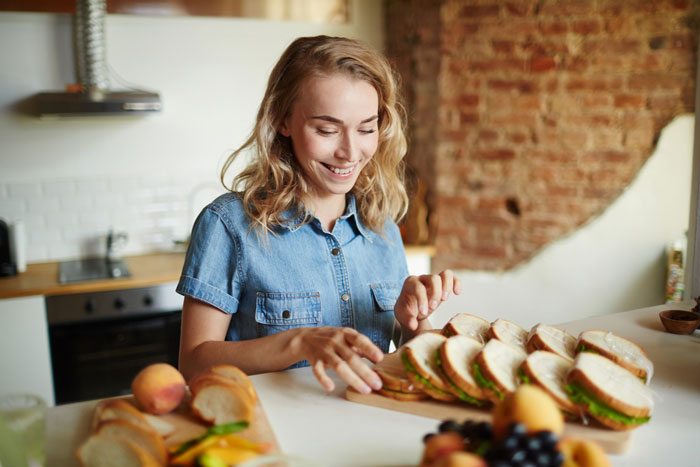 Guy Steals GF’s Banana And Rages When She Says It’s Hers, She’s Horrified By The Turn Of Events