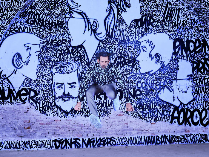 This Photographer Made 27 &ldquo;Invisible Jumper&rdquo; Illusions That Might Trick Your Eyes