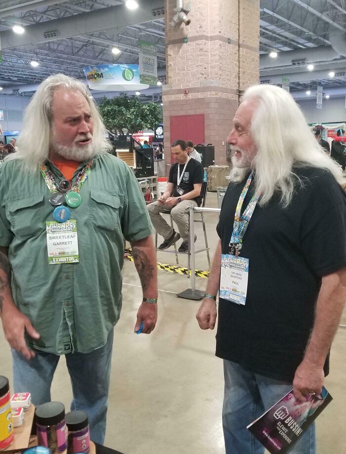 &ldquo;Am I Seeing Double?&rdquo; 43 Times People Ran Into Their Identical Twin Stranger