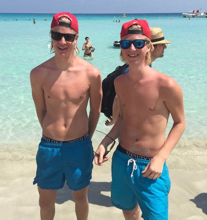 &ldquo;Am I Seeing Double?&rdquo; 43 Times People Ran Into Their Identical Twin Stranger