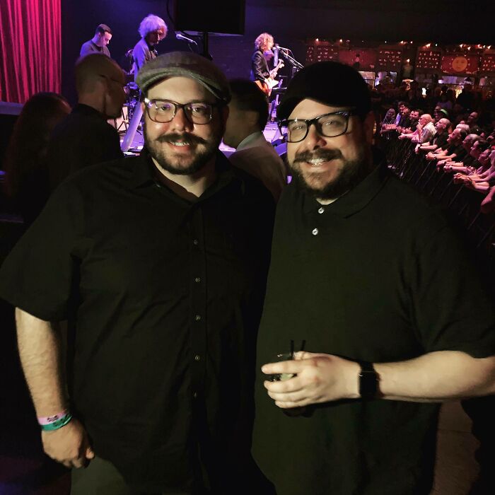 &ldquo;Am I Seeing Double?&rdquo; 43 Times People Ran Into Their Identical Twin Stranger