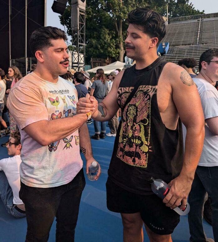 &ldquo;Am I Seeing Double?&rdquo; 43 Times People Ran Into Their Identical Twin Stranger