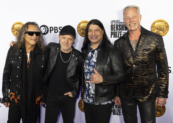 “Custom $2.5 Million Mobile Mansion”: 39 Alleged Requests That Prove Some Celebs Live In A Different Universe