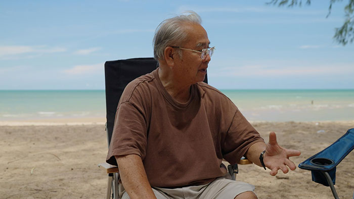 Elderly Beach Couple Tries To Intimidate Man, Gets Served Karma With Wind-Blown Sand Elderly Beach Couple Tries To Intimidate Man, Gets Served Karma With Wind-Blown Sand
