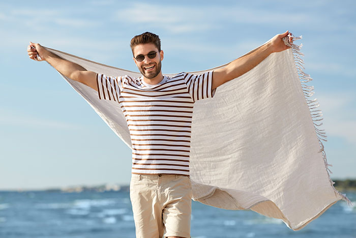 Elderly Beach Couple Tries To Intimidate Man, Gets Served Karma With Wind-Blown Sand Elderly Beach Couple Tries To Intimidate Man, Gets Served Karma With Wind-Blown Sand