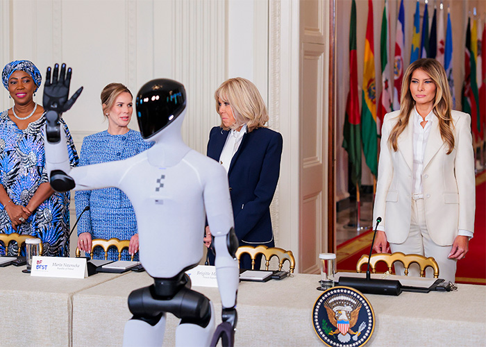 Melania Trump’s Moment With Robot Has Everyone Spotting The Same Strange Detail