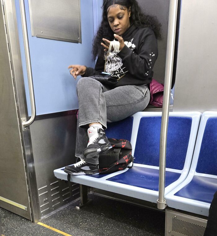“NYC Is A Simulation”: 47 Times People’s Commutes Were Ruined By Completely Unhinged And Entitled Passengers (New Pics) “NYC Is A Simulation”: 47 Times People’s Commutes Were Ruined By Completely Unhinged And Entitled Passengers (New Pics)