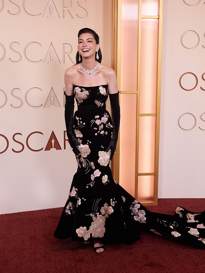Anne Hathaway Shuts Down When Asked About Appearance Days After Fans Spotted Something Off About Oscars Look