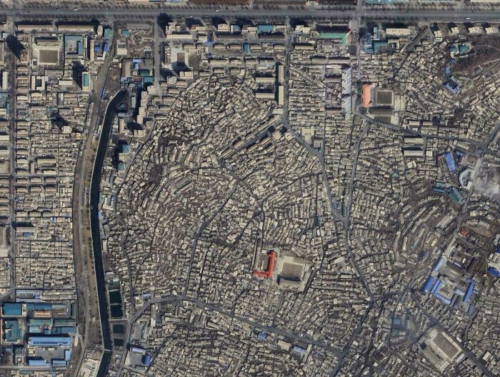 “This Is Insanity”: 83 Dystopian ‘Urban Hell’ Photos That Show The True Price Of Modern Life (New Pics) “This Is Insanity”: 83 Dystopian ‘Urban Hell’ Photos That Show The True Price Of Modern Life (New Pics)