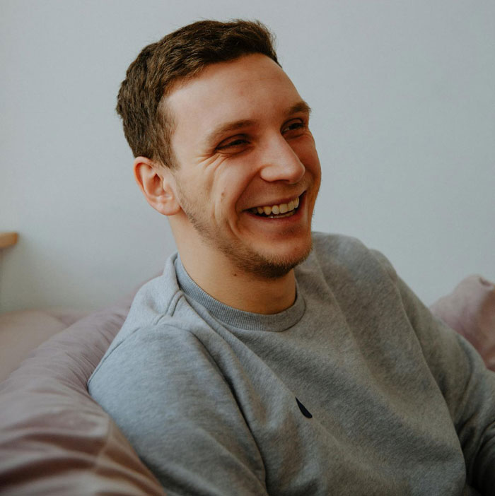 Guy Regrets Dissing Sister’s Whole Career After She Invoices Him For All Her Free Work Guy Regrets Dissing Sister’s Whole Career After She Invoices Him For All Her Free Work