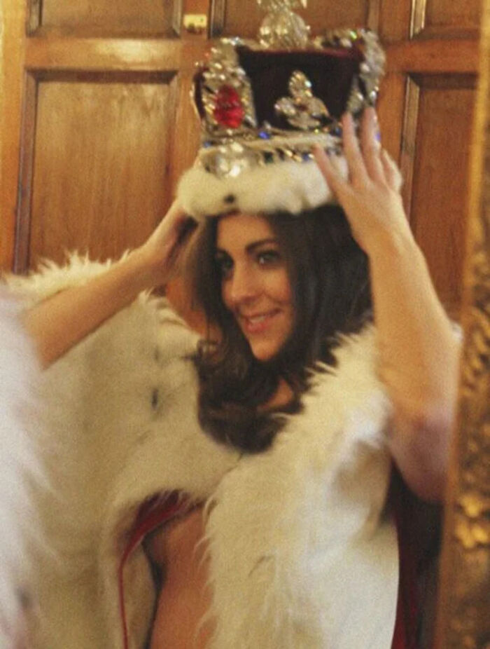 This Photographer Took 43 Bold And Hilarious Celebrity &ldquo;Candid&rdquo; Moments Using Lookalikes