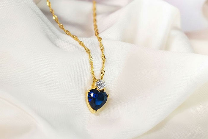 Lady Aghast After “Perfect” BF Displays His Red Flags By Mocking Her Gift In Front Of Their Friends Lady Aghast After “Perfect” BF Displays His Red Flags By Mocking Her Gift In Front Of Their Friends