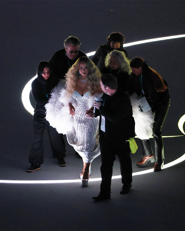 “Higher Than Tiger Woods”: Mariah Carey Slammed After Alien Walk At Recent Concert