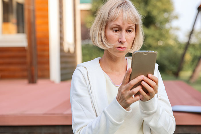 Woman Tricks Friend Into Babysitting Kids And Turns Off Phone, Freaks Out When She Calls The Cops