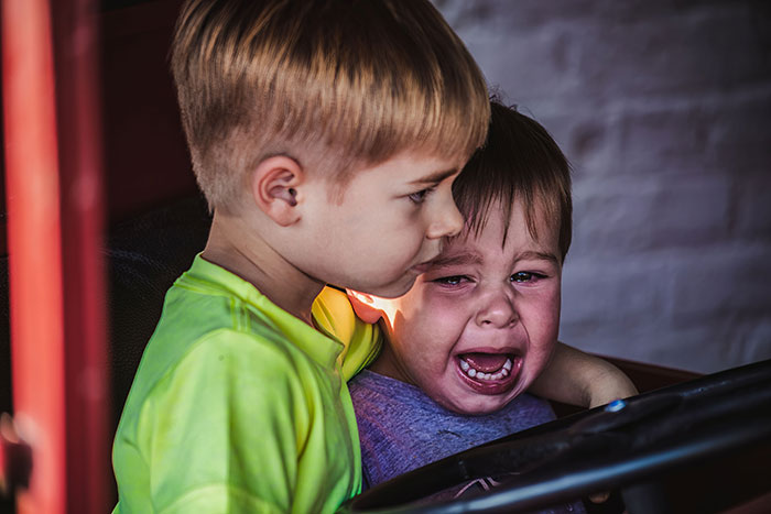 Woman Tricks Friend Into Babysitting Kids And Turns Off Phone, Freaks Out When She Calls The Cops