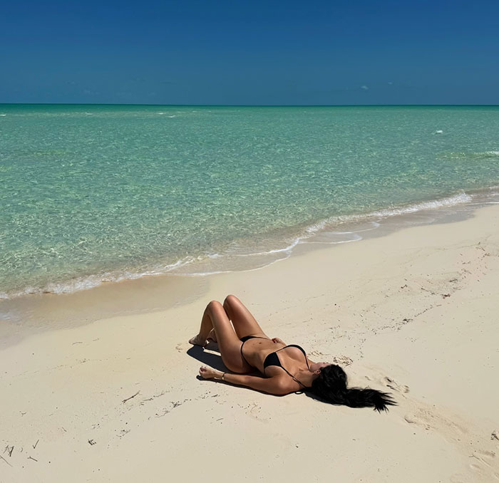 “Just To Edit Them Out?”: Fans Notice Dramatic Differences Between Kylie Jenner’s Personal And Public Photos