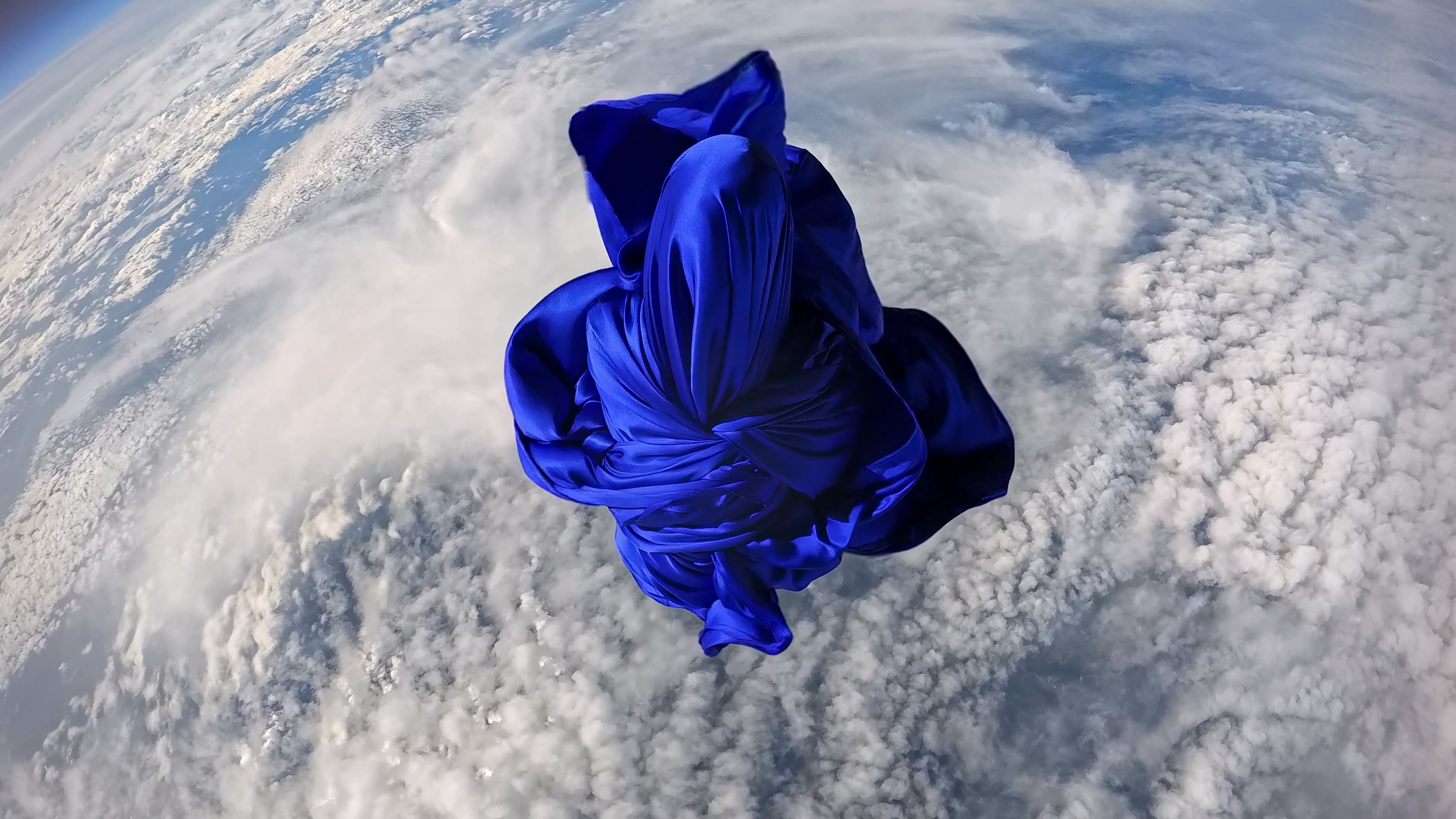 A Ghostly Silk Sculpture Was Launched To 33 Kilometers Above Earth To Test Material In Near-Space Conditions A Ghostly Silk Sculpture Was Launched To 33 Kilometers Above Earth To Test Material In Near-Space Conditions