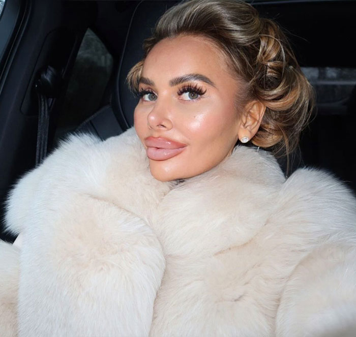 Influencer Faces Massive Backlash After Posting Pics With The Coffin At Bullied Daughter’s Funeral